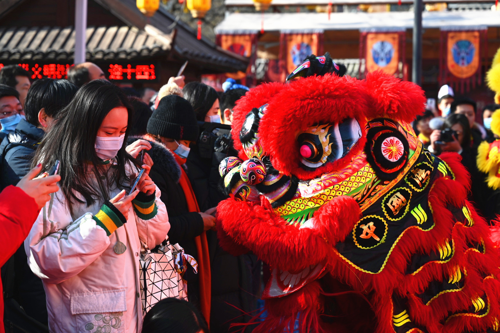 中外民俗 “网红”景点、文化民俗带热春节假期西部旅游